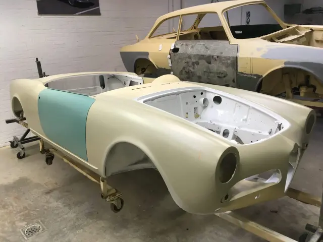 Een tweede epoxylaag sluit het voorbereidende werk af voor de lakfase.