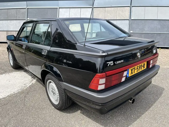 Alfa Romeo 75 2.0 TS 1990 foto 18